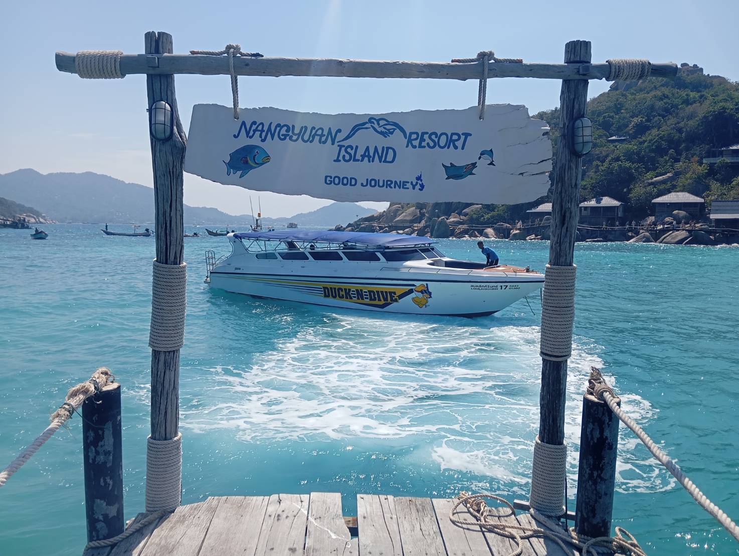 Duck n Dive Speedboat leaving nangyuan