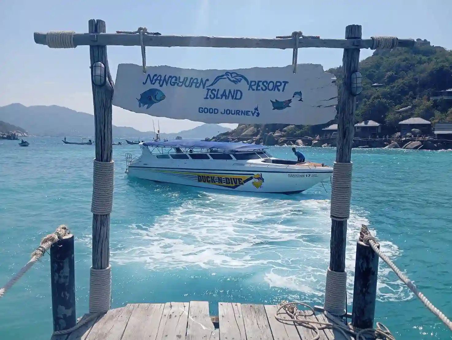 Duck n Dive Speedboat leaving nangyuan